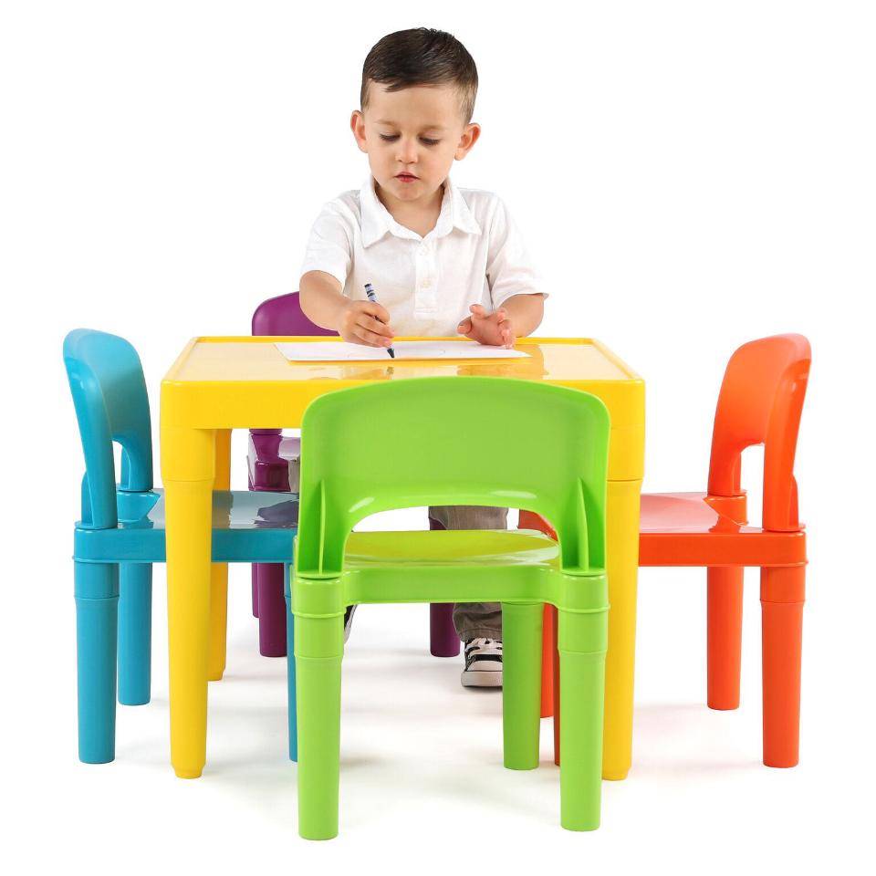4 Стула и стол детские