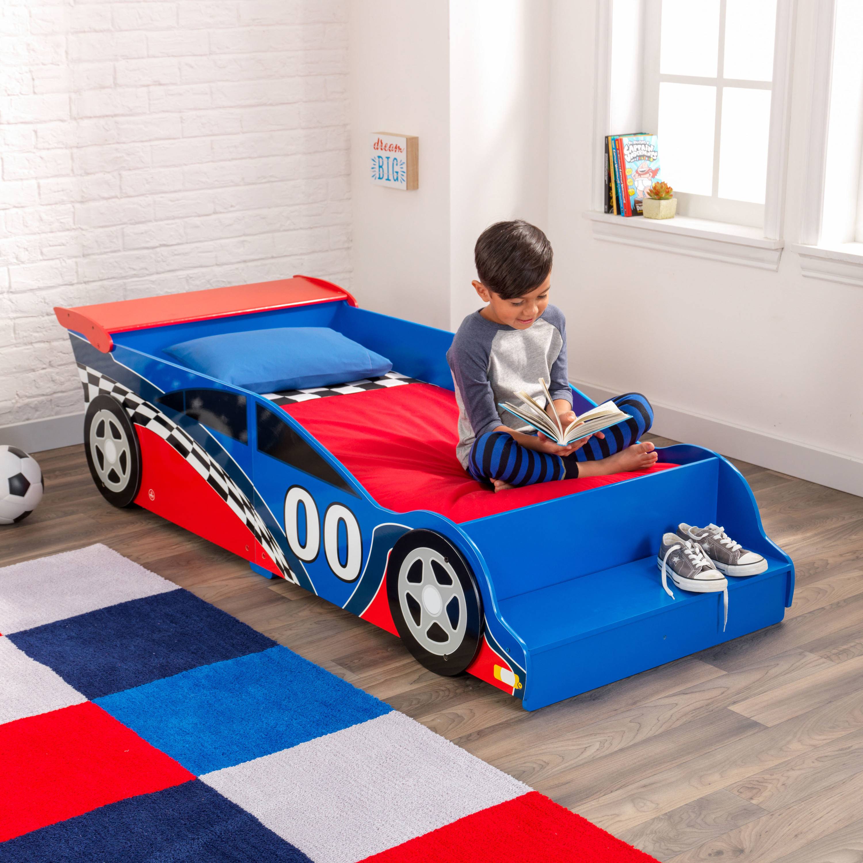 Детская кроватка для мальчика. Машинка кровать kidkraft. Кровать в виде гоночной машины. Кровать для мальчика от 3 лет. Детские кроватки для мальчиков.